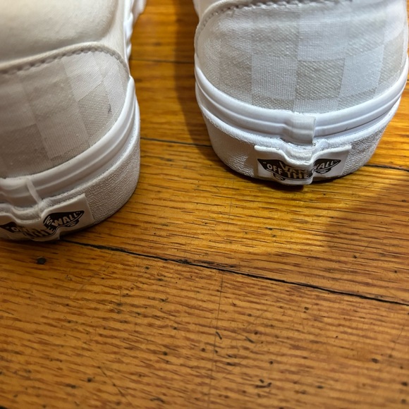 White checkered slip on shoe Runs true - Picture 3 of 3